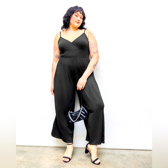 NWOT - V-neck Cami Wide Leg Jumpsuit Curve & Plus Elegant Black Jumpsuit - CIDER - Picture 2 of 8